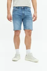 Bermuda de jean celeste, corte regular, con cinco bolsillos y presillas para cinturón.
