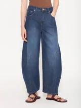 Pantalón de jean azul de tiro medio, corte slouchy y pinzas en la botamanga.