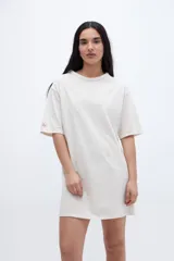 Vestido corto con mangas 3/4 holgadas y tela jersey rayada.