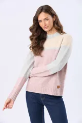 Buzo tejido con diseño de bloques de color en rosa, gris claro y beige. Posee un cuello alto y corte holgado.