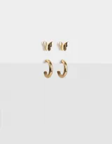 Set de dos pares de aros bañados en oro: un par de aros tipo arito con forma de mariposa y un par de aros tipo argolla.