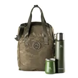 Bolso matero verde con estampado de camuflaje, confeccionado en poliéster. Tiene acceso con cierre, dos bolsillos externos con cierre, un bolsillo interno con cierre y dos bolsillos internos abiertos. Incluye correa regulable y compartimentos para notebook y matero.
