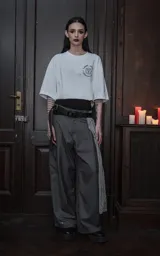 Remera blanca de algodón con cuello redondo y calce oversize. Estampado con diseño de dos caballeros medievales con armadura y capa roja, uno usando un celular y otro con una copa.