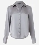 Camisa blanca de satén con cuello inglés, manga larga y cierre frontal con botones.