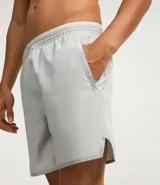 Bermuda deportiva masculina confeccionada en ripstop, color gris claro, con cintura elástica contrastante y lazo interna. Sin estampa, posee bolsillos, encajes laterales y diferencial de bajo reflectiva.