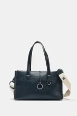 Bolso shopper azul marino con doble asa corta y correa larga de tela color crudo. Tiene detalle de pespuntes blancos y tira con anilla metálica.