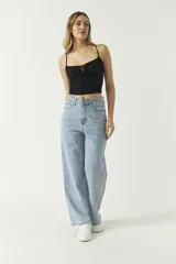 Musculosa negra con breteles finos y escote cuadrado con frunce y lazo ajustable.