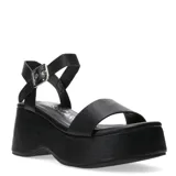 Sandalias negras con plataforma y pulsera al tobillo con hebilla metálica.