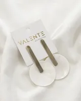 Aros colgantes con base de alpaca plateada y dije circular de nácar blanco. Marca Valente.