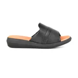 Sandalia zueco color beige, con plataforma baja y capellada con perforaciones.