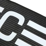 Banda de capitán Adidas Tiro League negra con tres tiras blancas y logo de la marca.