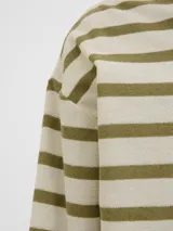 Buzo de manga larga color crudo con rayas horizontales color verde oliva, de corte oversize cropped y cuello redondo.