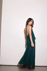 Falda larga de gasa color verde petróleo, con base mini con frunces y largo godet.