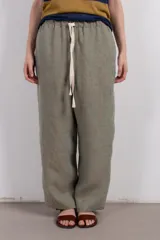 Pantalón de lino verde oliva, de corte amplio y recto, con cintura elástica ajustable con cordón.