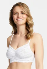 Conjunto de ropa interior de encaje floral blanco, compuesto por un bralette sin aro ni relleno, con breteles regulables y cierre trasero de tres posiciones, y una bombacha con detalle de encaje floral.