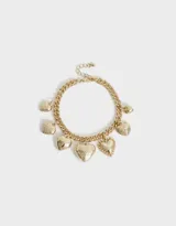 Pulsera dorada con cadena de eslabones gruesos y dijes colgantes de corazones con diferentes diseños.