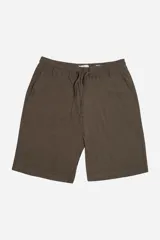 Bermuda de lino color marrón con cintura elástica ajustable y bolsillos laterales y trasero.
