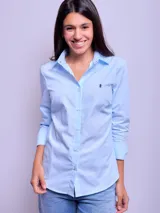 Camisa entallada de manga larga color rosa claro, con cuello clásico y cierre frontal con botones.