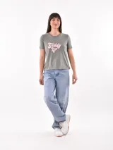 Remera gris con estampa rosa con la frase "Giddy Up".
