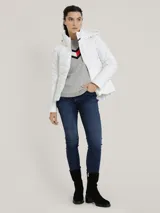 Campera blanca acolchada con cierre de cremallera, cuello alto con capucha, mangas largas y bolsillos laterales con cremallera.