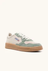 Championes Autry Medalist Low de cuero color beige y verde, con cordones blancos y suela marrón.