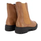 Bota de cuero color gris topo, con elásticos laterales y suela track negra.