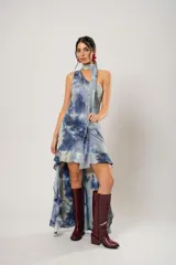 Vestido corto con estampado abstracto en tonos azules y beige. Presenta escote halter con pañuelo al cuello, corte irregular y ruedo con volados.