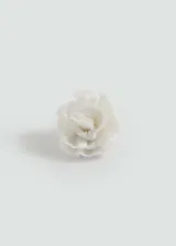 Accesorio para el pelo con forma de rosa blanca de lino.