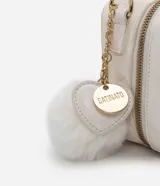 Bolso transversal, modelo camera bag, hecho en material sintético texturizado color negro. Tiene correa fina ajustable y removible, cierre por cremallera y colgante pompón.