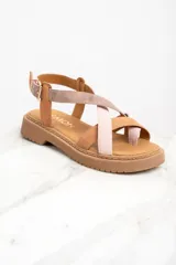 Sandalias bajas Lemon Jelly color marrón claro con tiras cruzadas en cuero color beige y rosa.