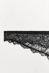 Tanga de encaje negro con tiro medio y cintura elástica.