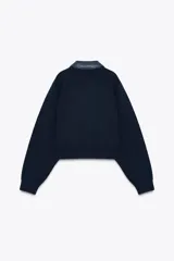 Chaqueta bomber azul marino de tejido de punto con cuello solapa de cuero sintético a contraste y manga larga. Cierre frontal con cremallera metálica.