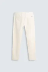 Pantalón chino color beige, corte skinny fit, confeccionado en tejido con mezcla de algodón y elasticidad. Cuenta con bolsillos frontales y traseros. Cierre frontal con cremallera y botón.