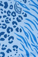 Top de bikini con estampado animal print azul, con breteles regulables y broche metálico en la espalda.