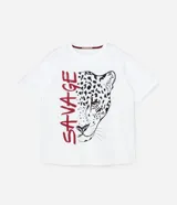 Remera alargada de algodón con cuello redondo y mangas cortas. Estampa de leopardo con lettering Savage.