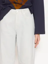 Pantalón color ladrillo de corte slouchy con cinco bolsillos y pinzas en las rodillas que estructuran la silueta con un aire urbano. Incluye metales en acabado níquel.