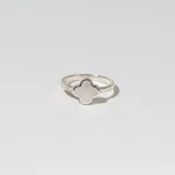 Anillo plateado con forma de trébol de cuatro hojas de nácar.