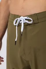 Short de baño azul marino con cordón blanco en la cintura y logo de la marca en la pierna derecha.
