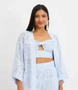 Kimono largo celeste con textura floral y pequeños calados.