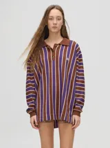 Sweater oversize con cuello camisero, a rayas verticales marrones, violetas y blancas.