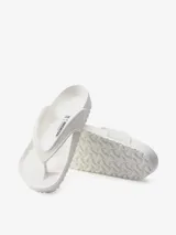 Sandalias Birkenstock modelo Honolulu, color blanco, fabricadas en goma EVA, impermeables y lavables.