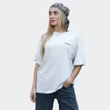 Remera color crudo de algodón con cuello redondo y mangas cortas.