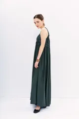 Vestido largo verde oscuro de viscosa con breteles finos y bordados florales en el frente y la espalda.