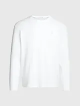 Remera blanca de manga larga Calvin Klein, corte regular fit, cuello redondo y logo estampado en el pecho.