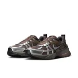 Championes Nike V2K Run color chocolate con detalles plateados.