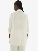 Camisa marrón texturizada de manga larga con cierre frontal con botones y cuello clásico.