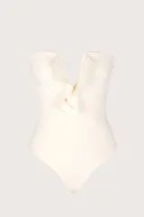 Traje de baño entero color blanco con escote recto y volados en el frente.