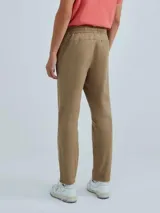 Pantalón de sarga color marrón con elastano, corte recto, cintura con elástico y cordón ajustable.