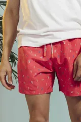 Short de baño rojo con estampado de motivos náuticos en azul y blanco, con cintura elástica ajustable con cordón.