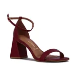 Sandalia de mujer marca Vizzano, color bordó, con una tira ancha en la parte delantera y una tira fina ajustable con hebilla en el tobillo. Posee un taco alto de forma geométrica y cuadrada.